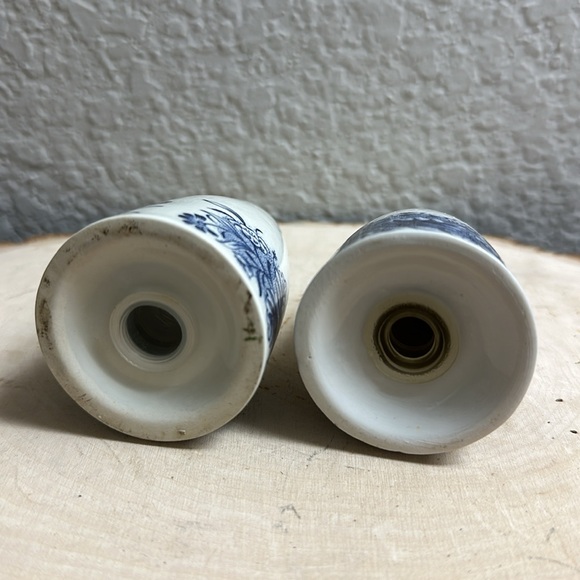 Vintage Churchill Courier and Ives Blue & White Salt and Pepper shakers - Picture 7 of 8